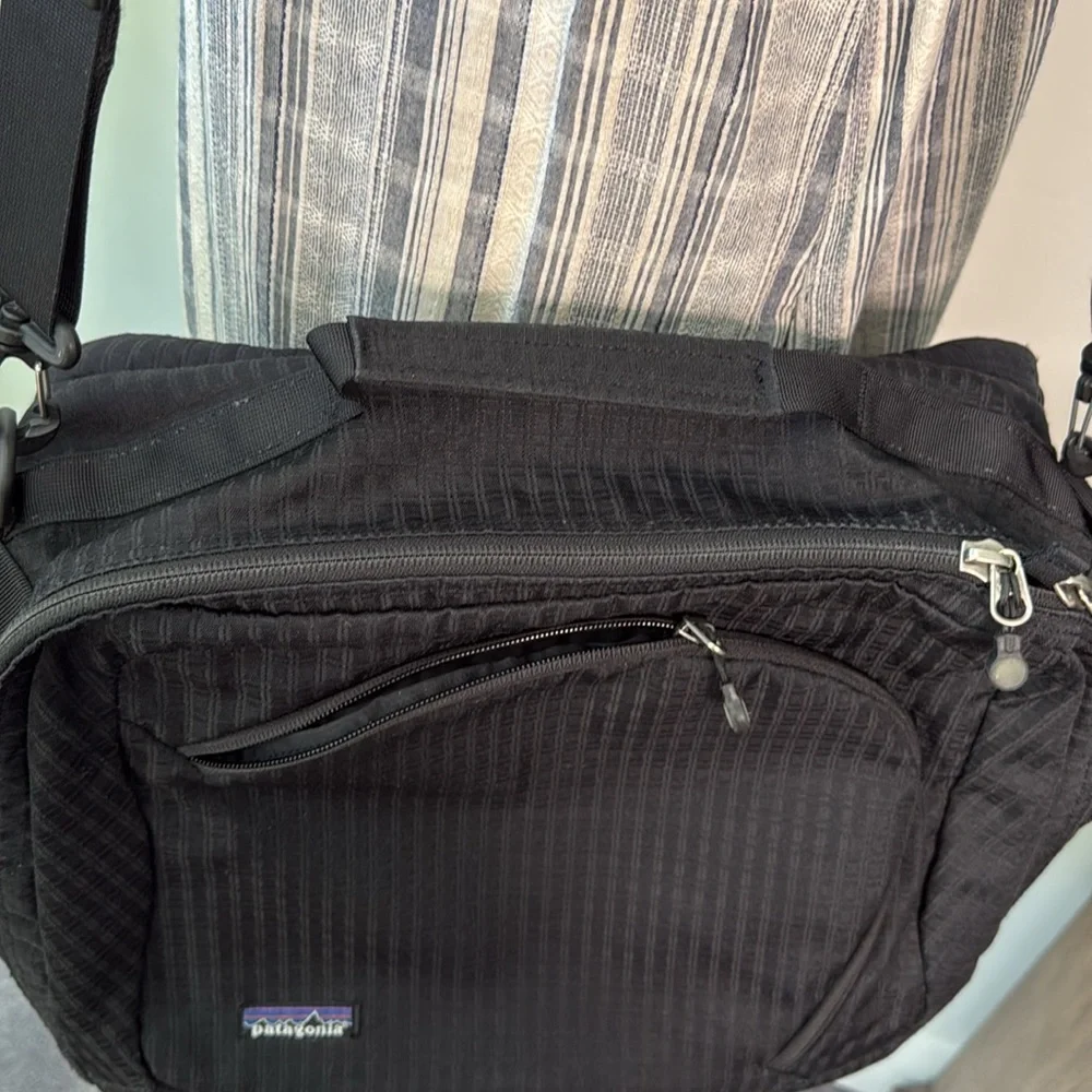 Patagonia Black Duffle EUC Large